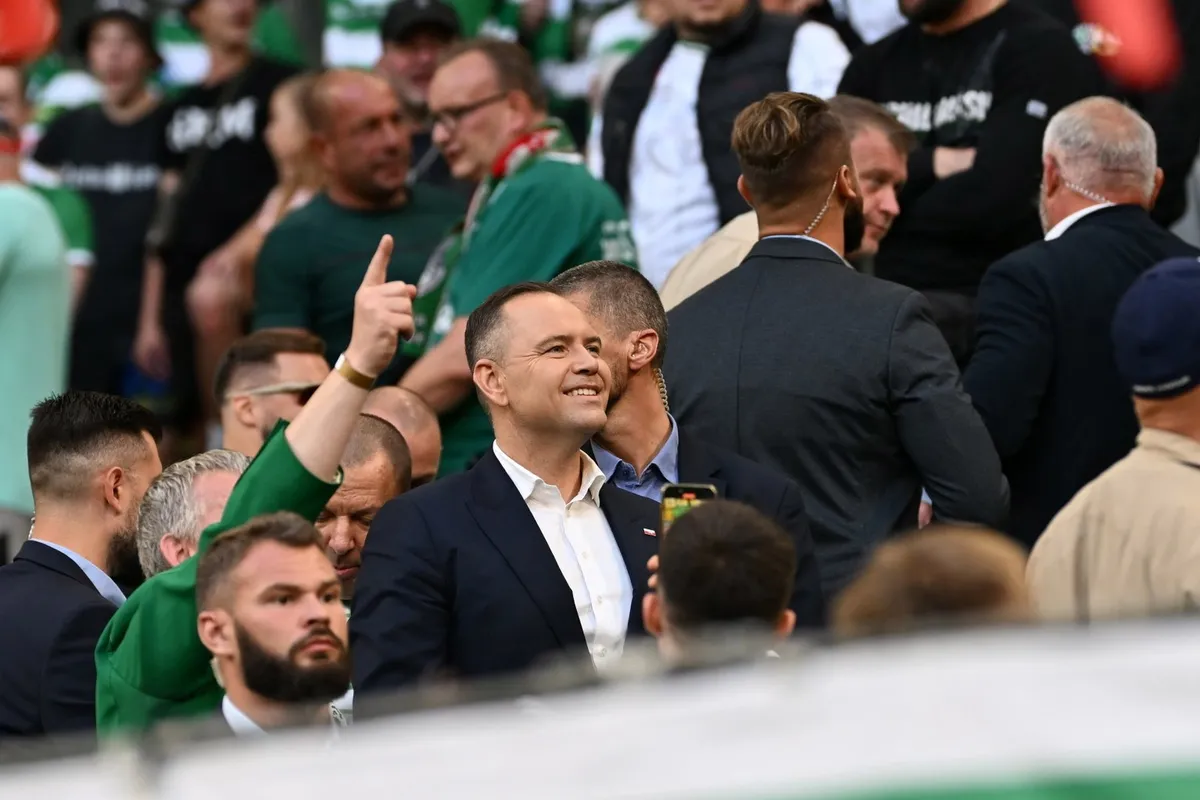 nawrocki wygwizdany na meczu — PL news