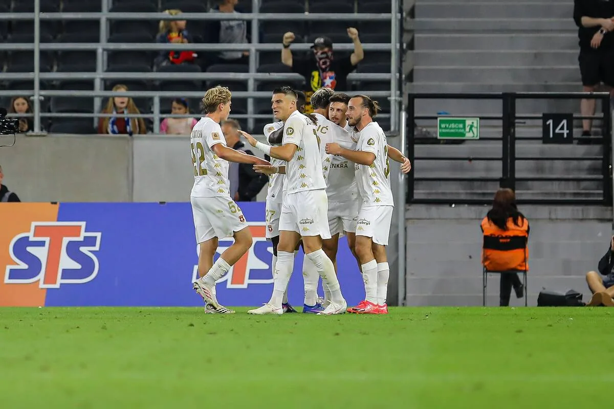 Jeden gol do bramki rywala, drugi do własnej. Słodko-gorzki występ piłkarza ekstraklasy