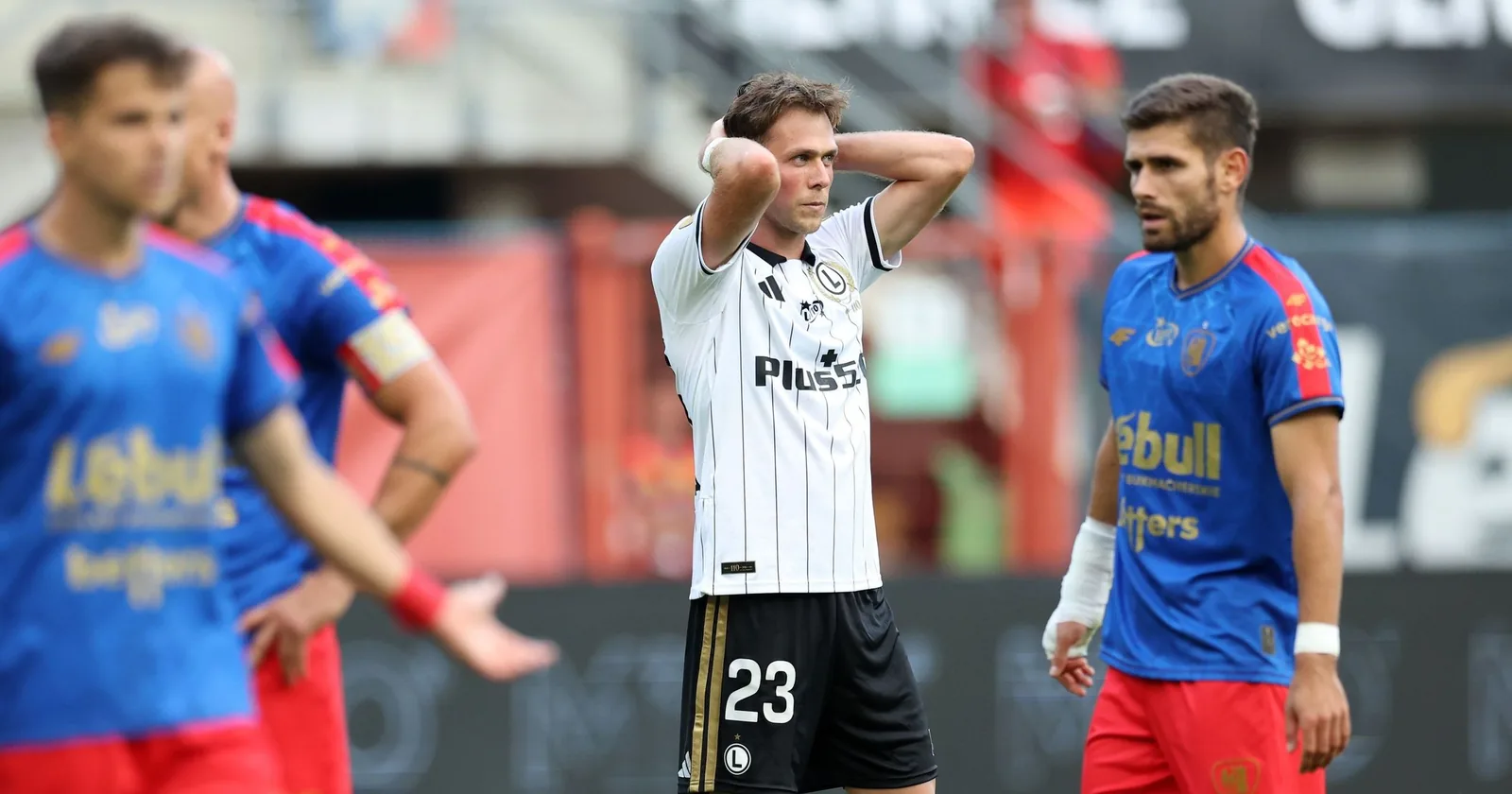 Piast wyrwał punkty Legii w cieniu dramatu - SportoweFakty