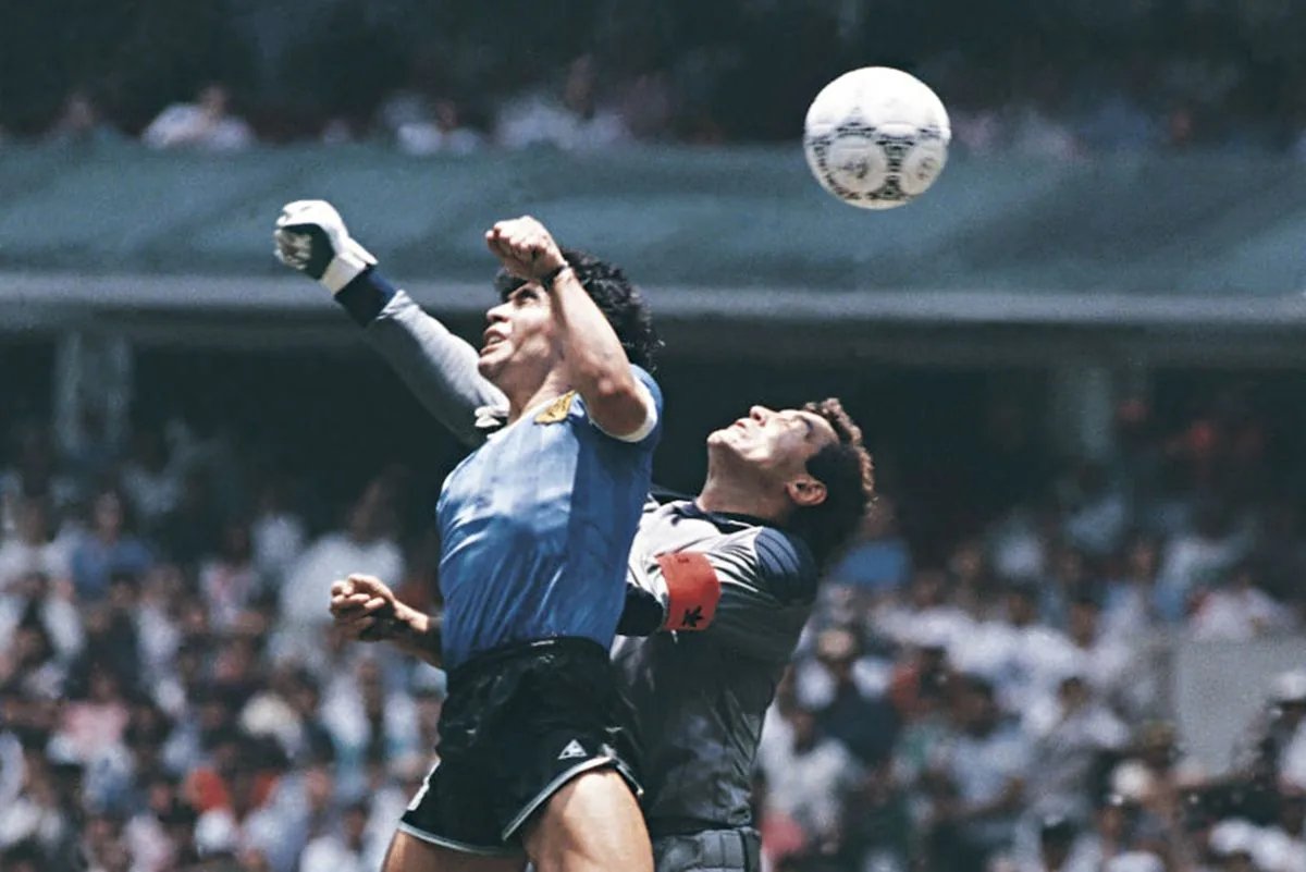 Maradona strzelił nią gola "ręką Boga". Słynna piłka wylicytowana za astronomiczną kwotę
