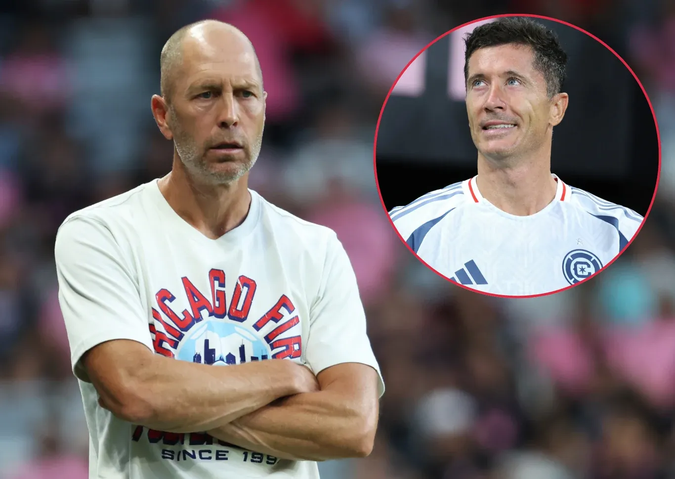 Trener Gregg Berhalter w białej koszulce Chicago Fire i portret Roberta Lewandowskiego w stroju sportowym.