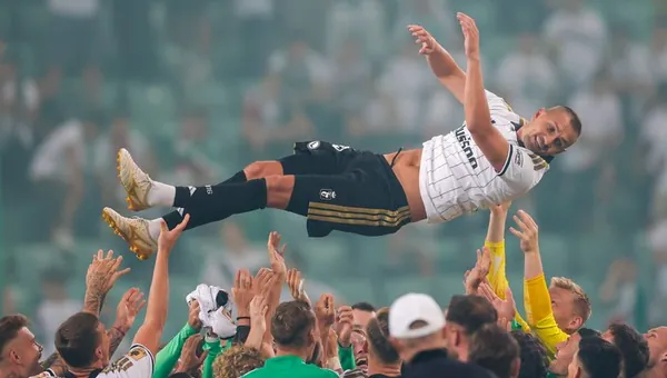 Artur Jędrzejczyk podrzucany przez piłkarzy Legii po zakończeniu meczu ze Śląskiem