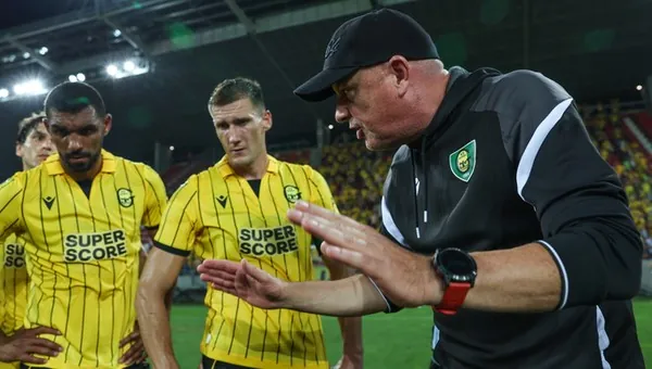 Trener GKS Katowice RafaÅ Górak ze swoimi piÅkarzami po porażce z Hapoelem (0:2)