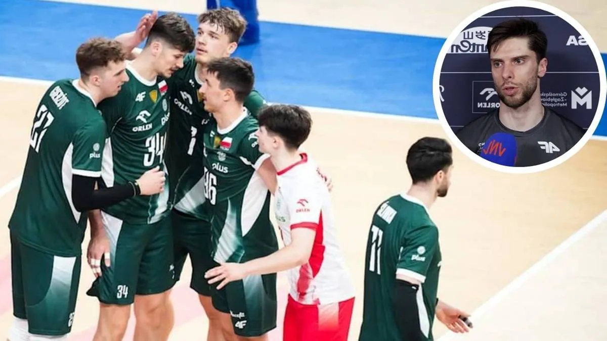 Grupa mÅodych siatkarzy w zielonych strojach podczas meczu. W prawym górnym rogu zdjÄcie trenera.