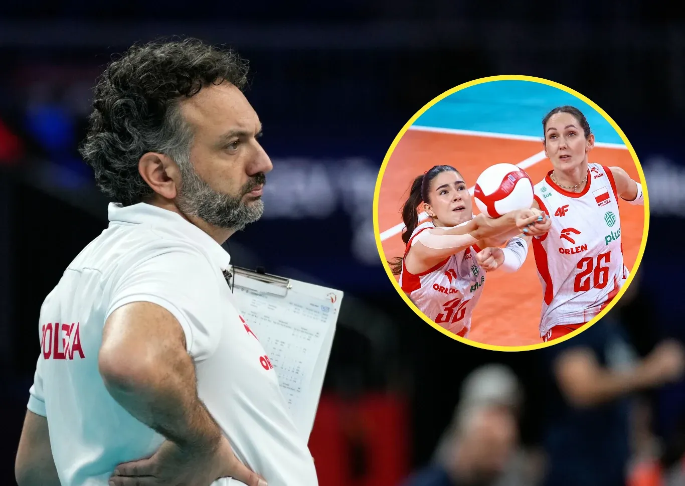 Stefano Lavarini z notatkami obserwuje mecz polskiej kadry siatkarek; obok zawodniczki w trakcie akcji.